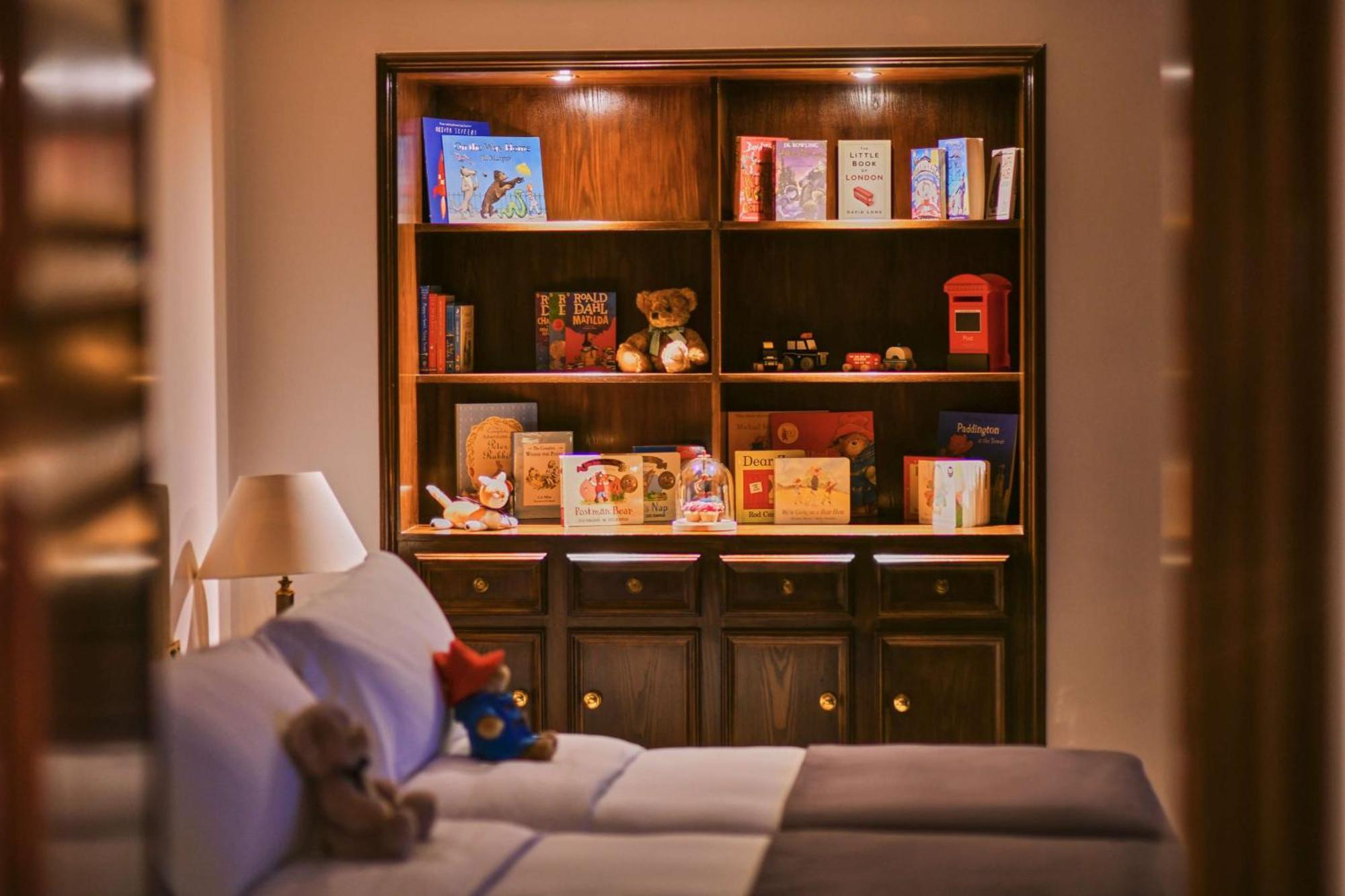 Hyatt Regency London - The Churchill Exterior photo A bookcase